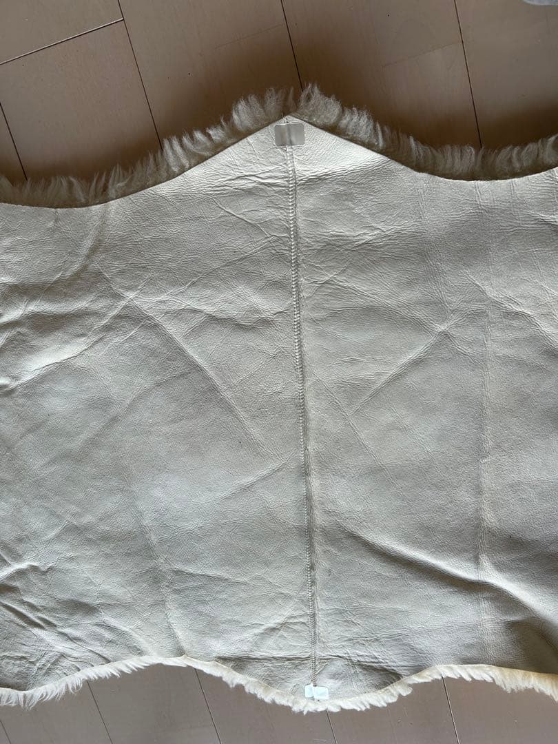 オフホワイト 羊毛ラグ 不規則形状