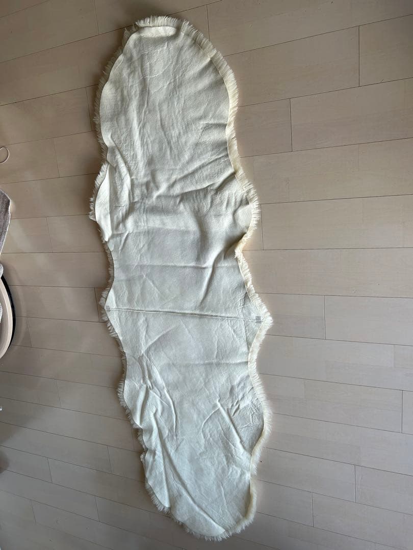 オフホワイト 羊毛ラグ 不規則形状