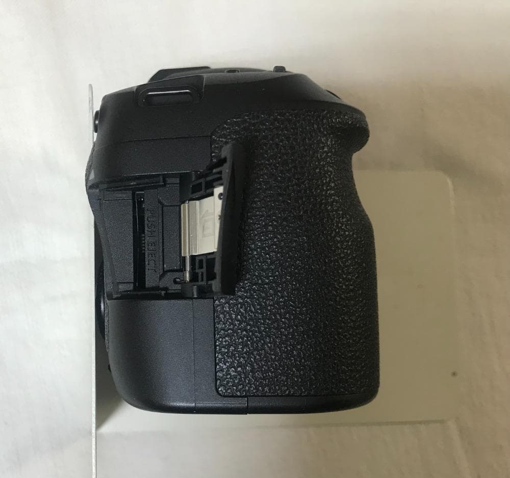 EOS6D MarkⅡ+予備バッテリ－2個付き+液晶部ガラスコーティング