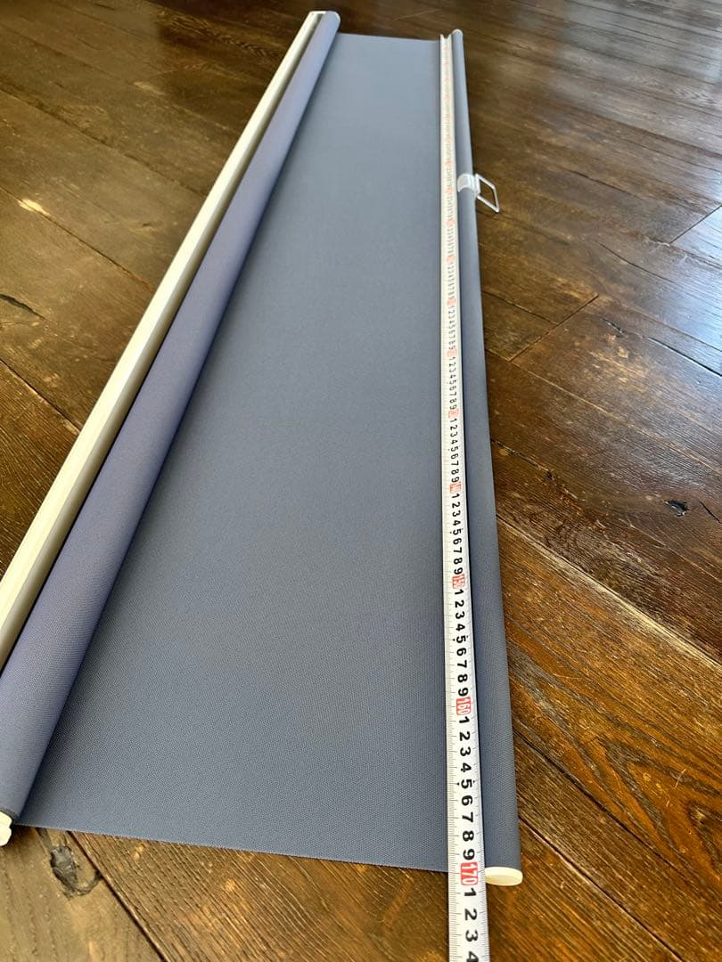 ダークブルー 手動ロールスクリーン 壁面取り付け