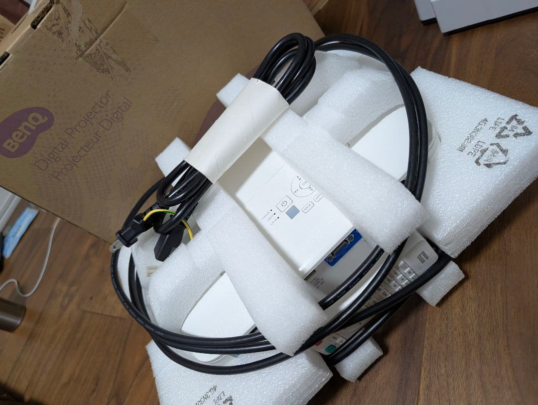 【美品】BENQ MW612 プロジェクター4000lm の会議室用