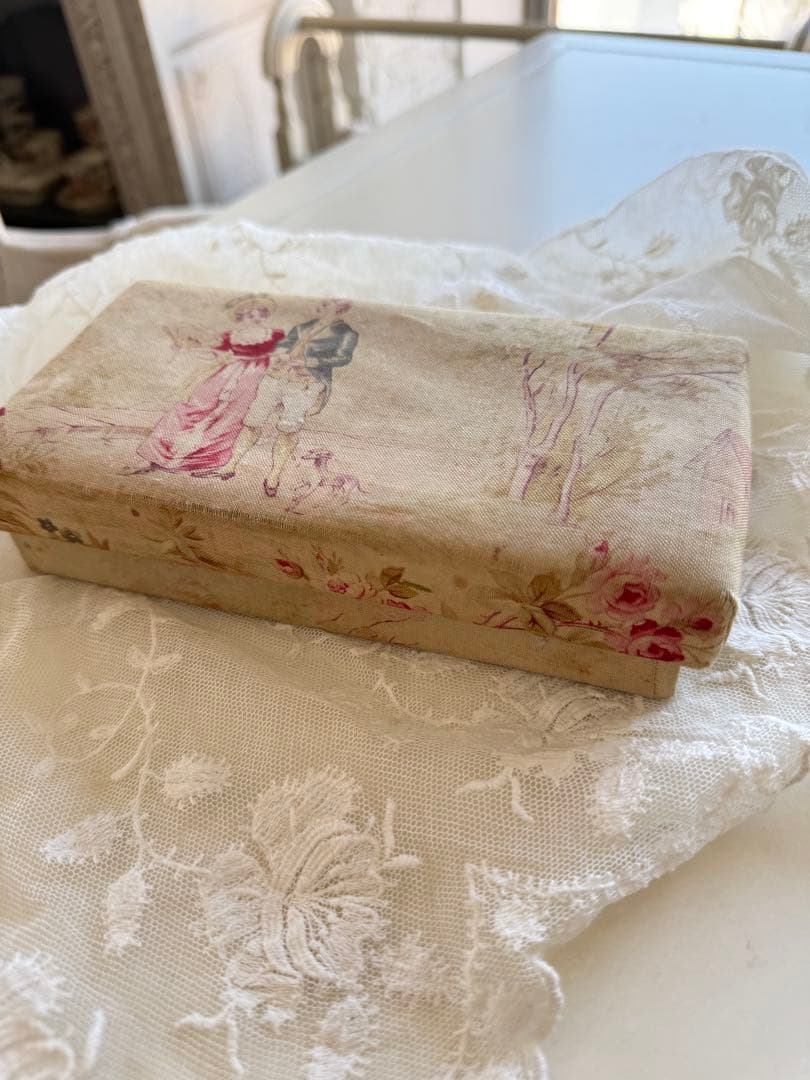 フランスアンティーク貴婦人と紳士ジュイ柄の小さなカルトナージュb