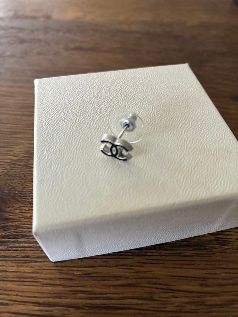 CHANEL シルバー ロゴピアス　（片耳のみ）