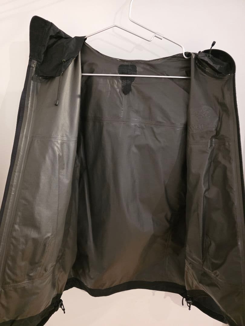 ARC'TERYX GORE-TEX フード付きジャケット ブラック