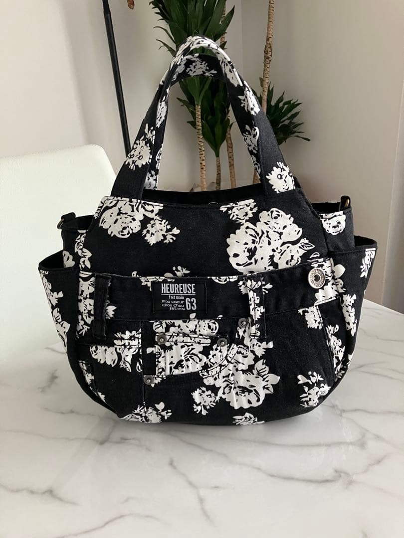 793 にさおり黒と白花柄デニムリメイクバック　ハンドメイド2点