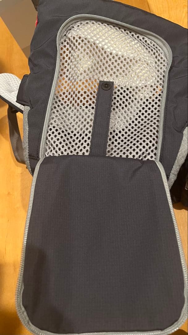【美品】[ミキハウス×ポグネー]ベビーキャリア　チャコールグレー 抱っこ紐