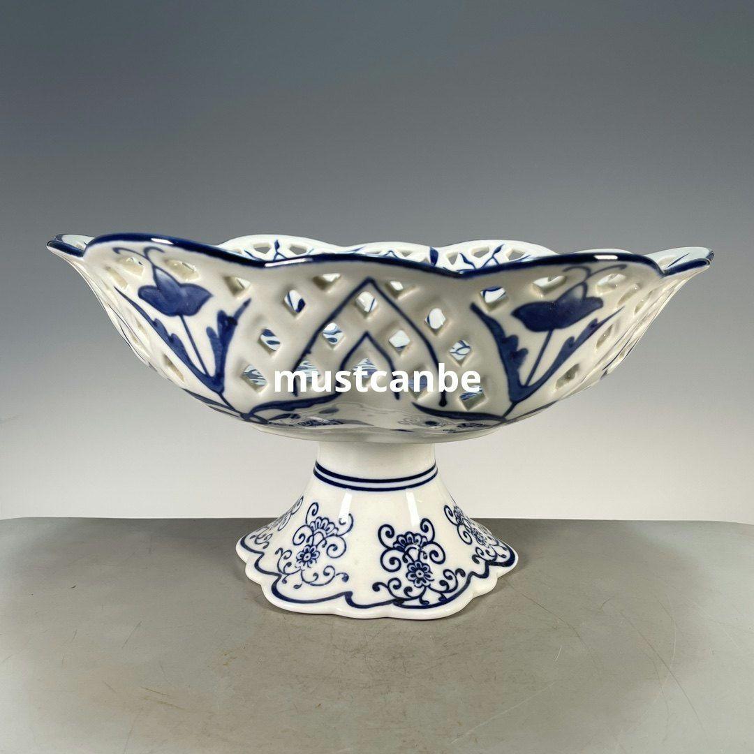中国美術 青花磁纏枝花卉透かし彫り花果盤 景徳鎮 陶磁器 装飾品 工芸品 置物