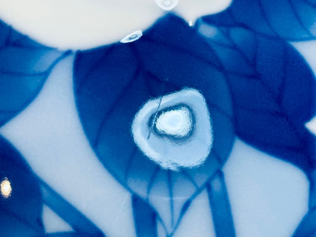 B8019【香蘭社】染付陽刻薔薇 フラワーベース 花瓶