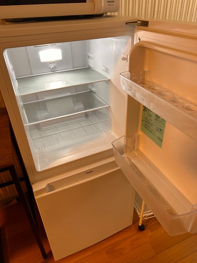 引取希望！ハイアール　2022年式！ホワイト冷蔵庫 LEDライト付き 上開き