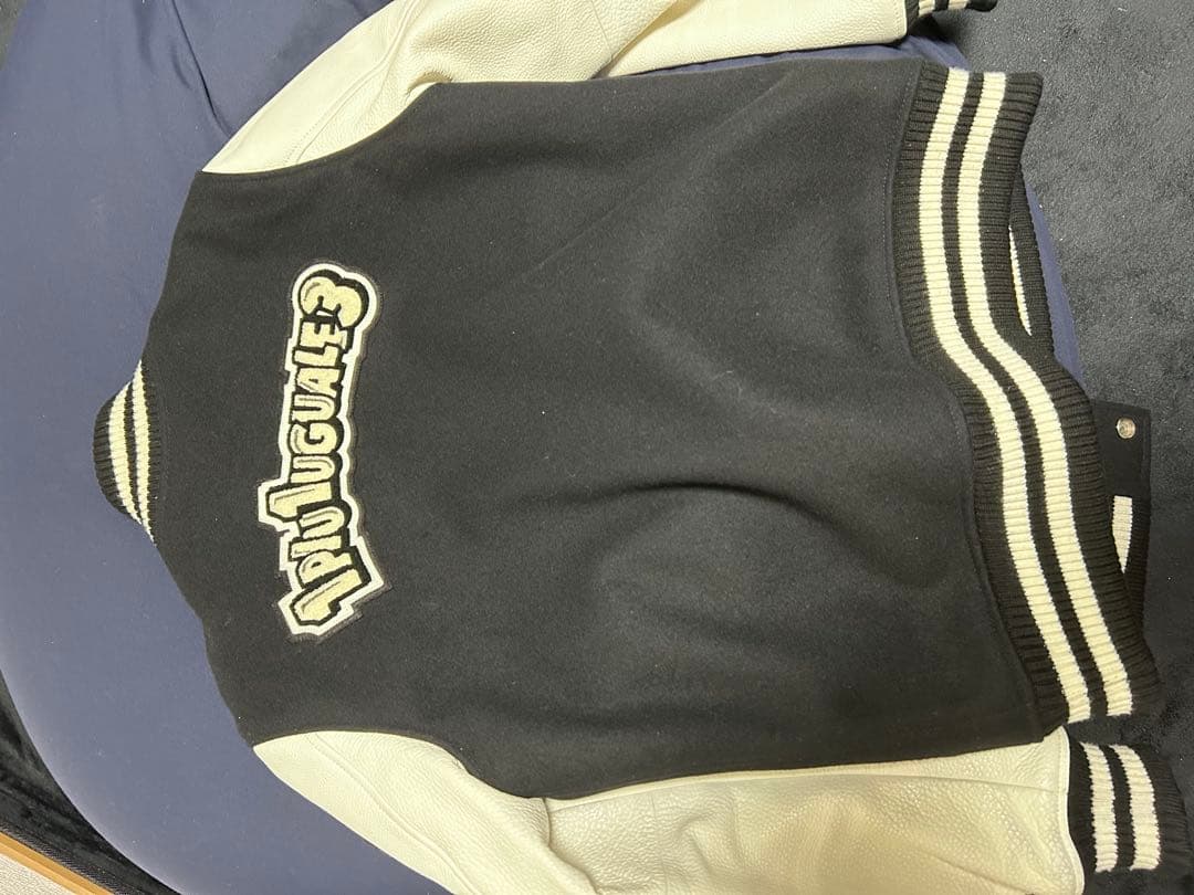 1PIU1UGUALE3 スタジャン ブラック/ホワイト Vサイズ