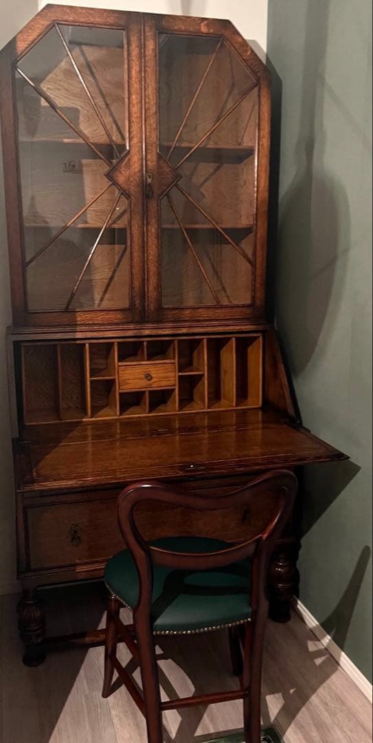 イギリスから届いたアンティークの本棚付きデスク、ビューロー