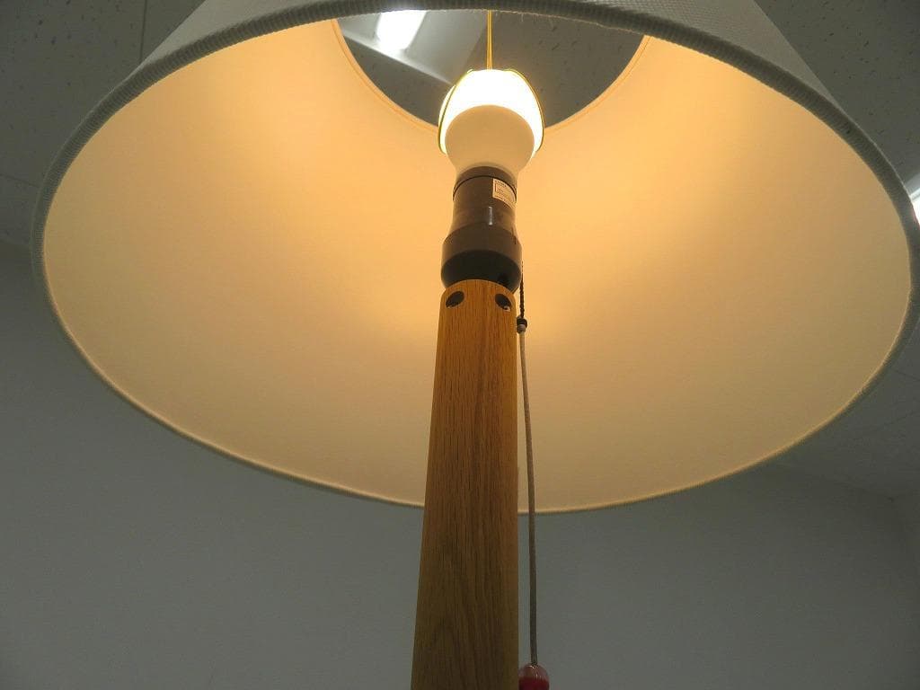 展示品　カリモク　ドラドラ　北欧　オーク材　ソファ 照明付き　ラウンジチェア