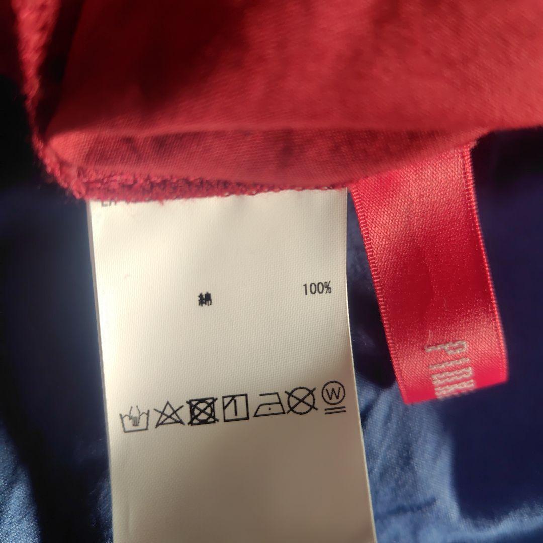 赤いフリル付き長袖ブラウス