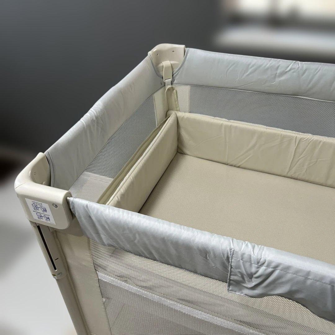 (美品) アップリカ　ココネルエアー　ホワイトグレー　　ベビーベッド