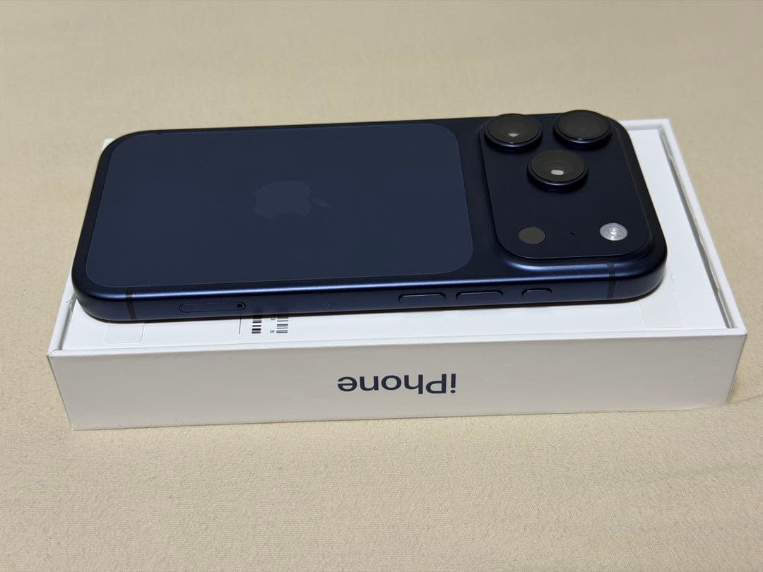 [美品]香港版iPhone 17 Pro 1TB物理SIM対応 純正ケース付け