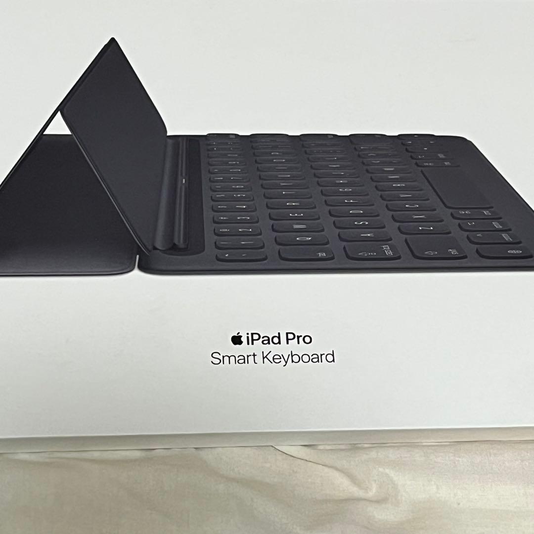 iPad 第8世代 32GB WiFi ゴールド 純正キーボード ケース付