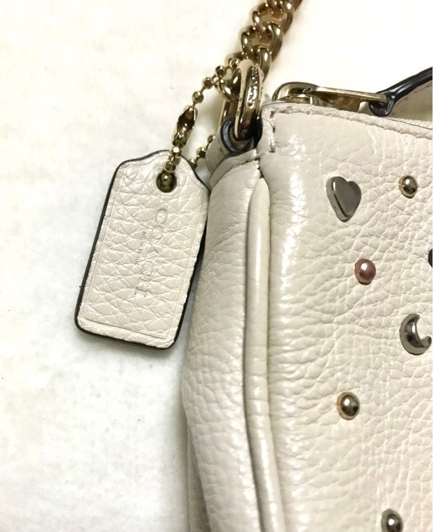 超美品コーチラージリストレットスターダストスタッズショルダーバッグオフホワイト白